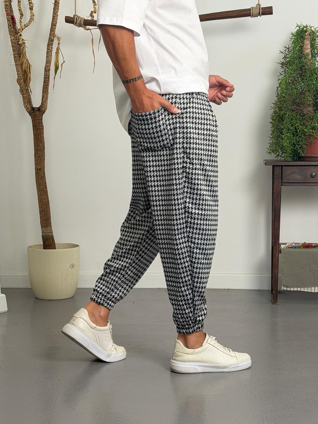 Siyah Beyaz Kazayağı Desenli Jogger Pantolon