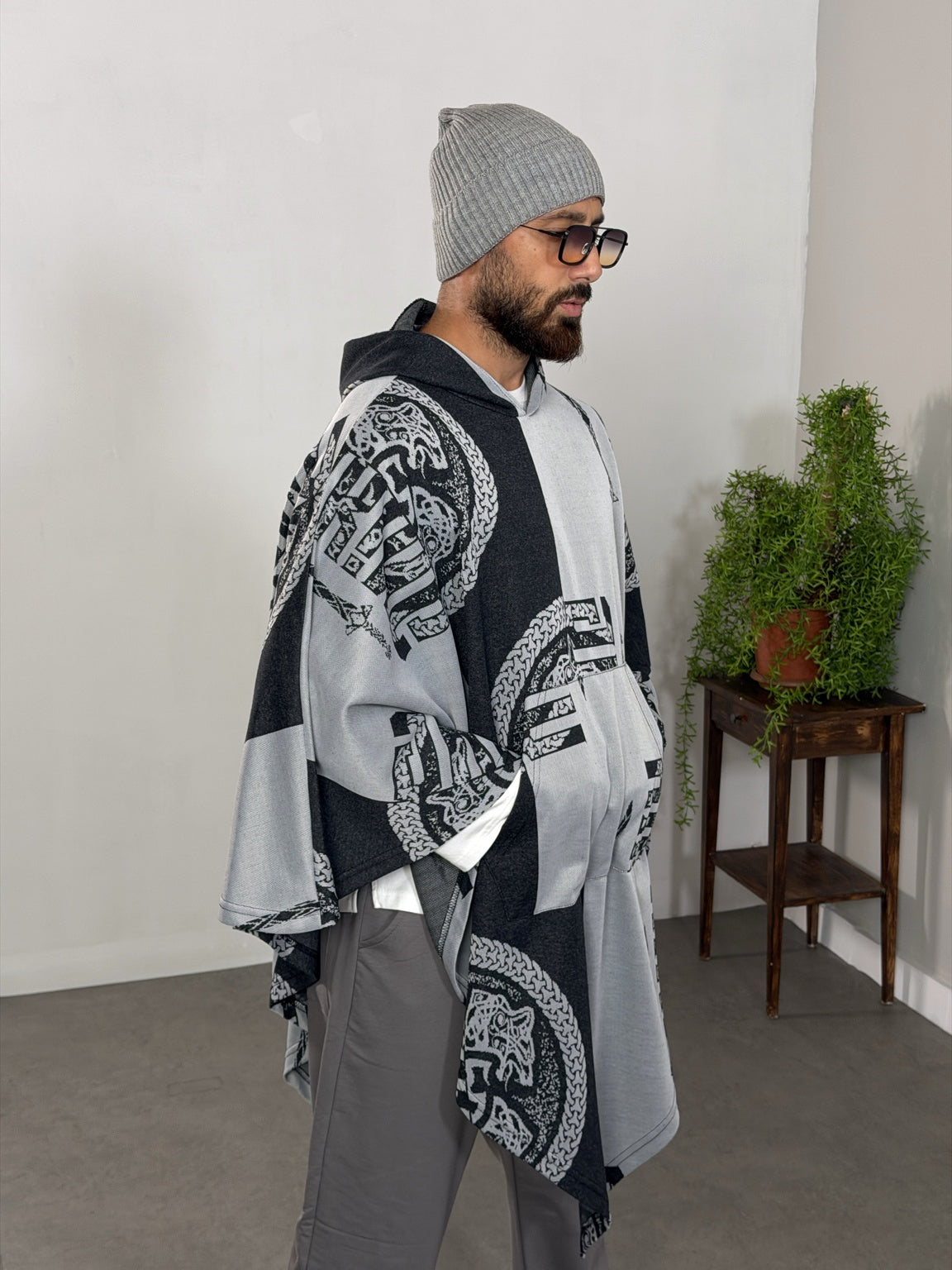 Viking Kılıç Desenli Kapüşonlu Kanguru Cepli Oversize Panço