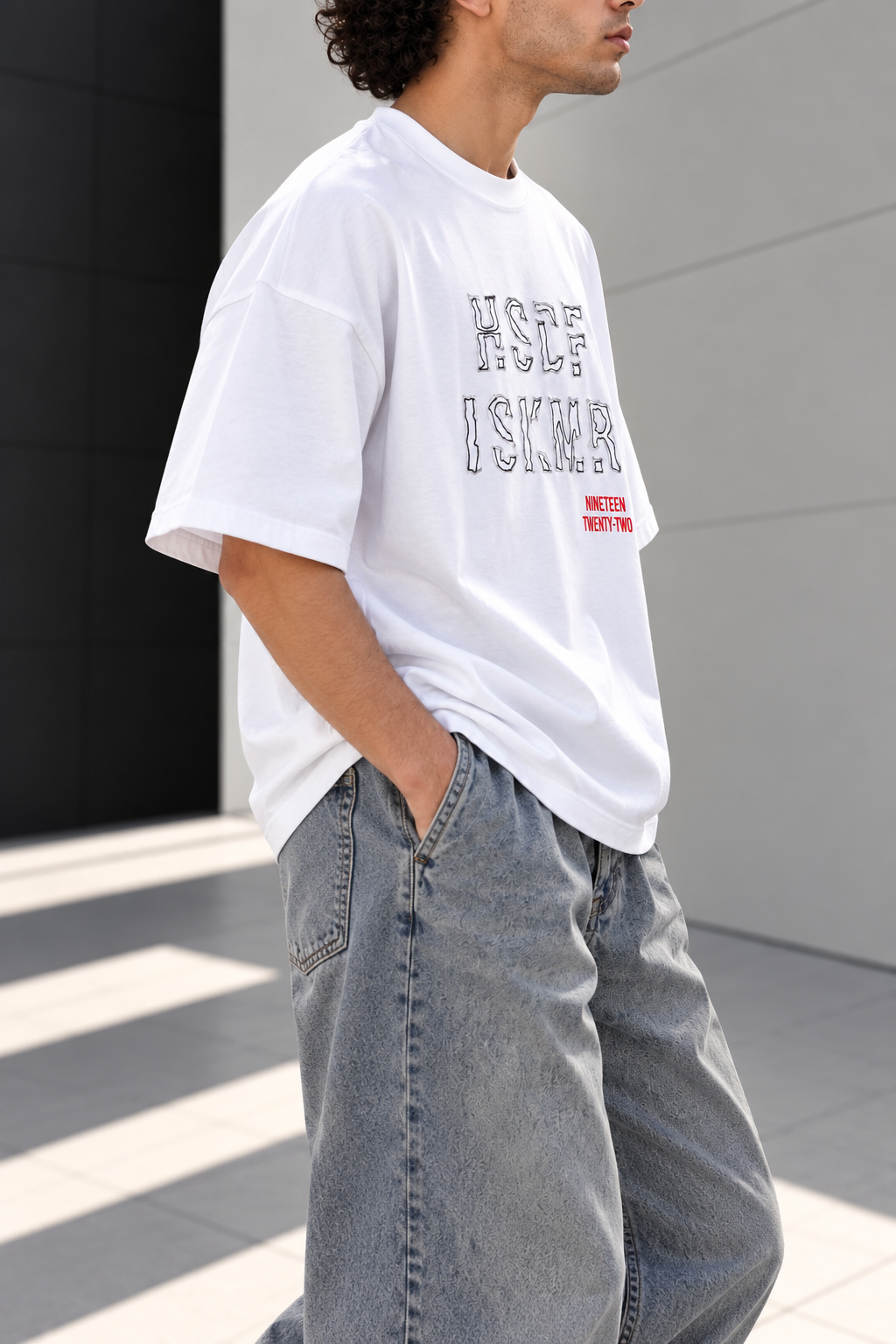 Beyaz Oversize Kırmızı Nakış Detaylı T-shirt
