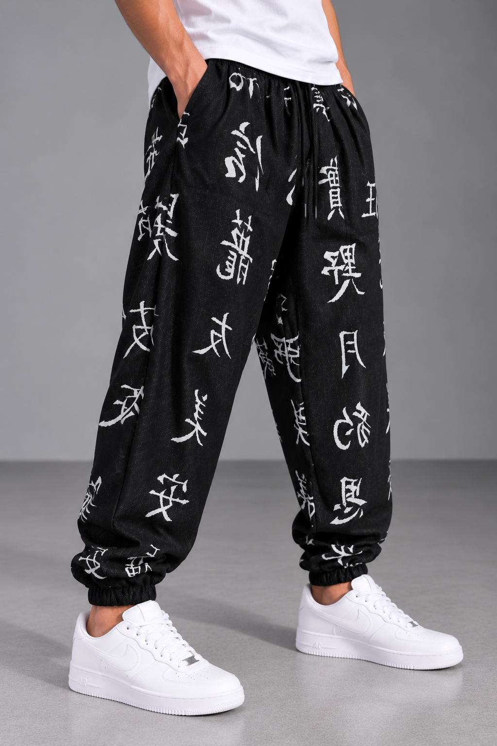 Siyah Beyaz Kanji Desenli Jogger Pantolon