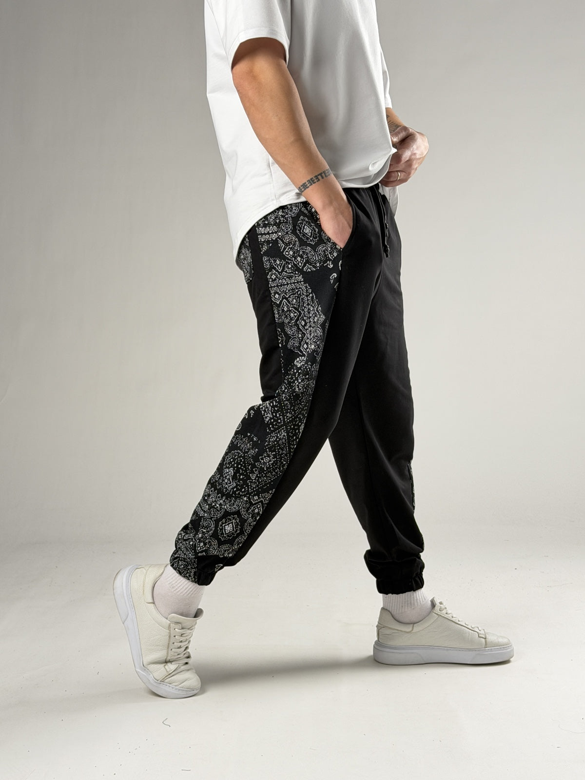 Yan Desenli Siyah Jogger Pantolon