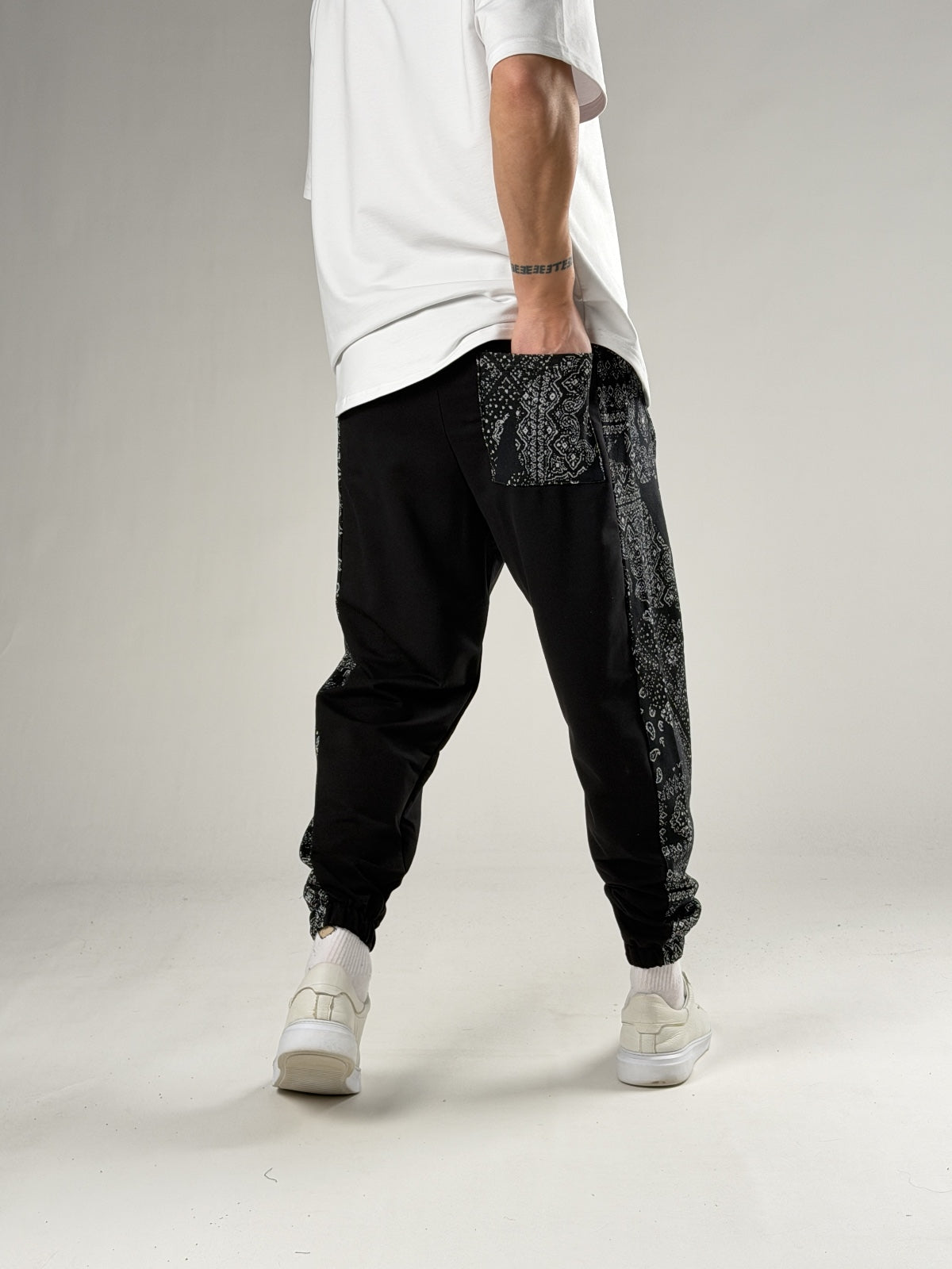 Yan Desenli Siyah Jogger Pantolon