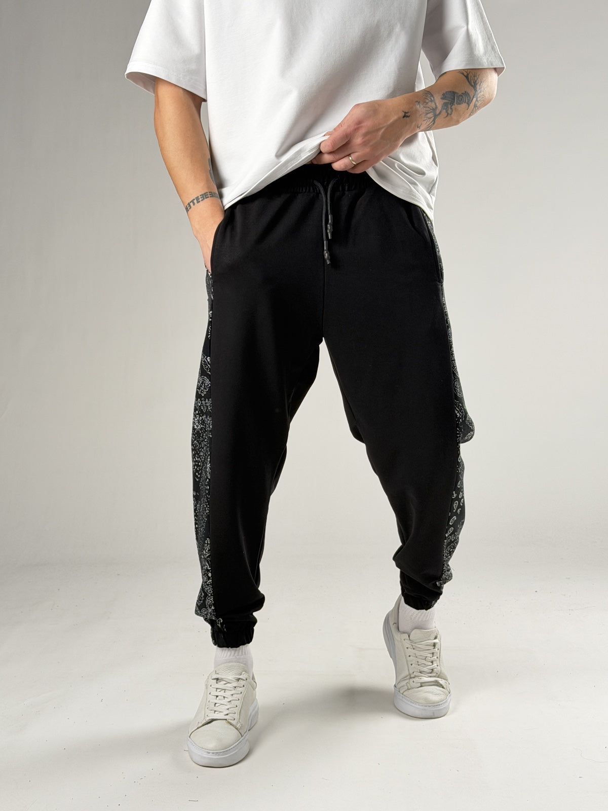 Yan Desenli Siyah Jogger Pantolon