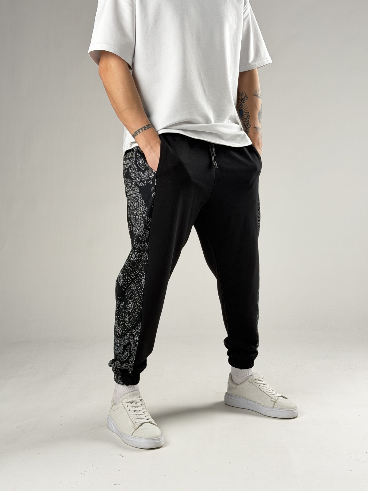 Yan Desenli Siyah Jogger Pantolon