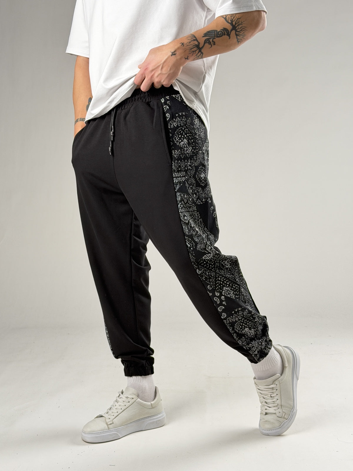 Yan Desenli Siyah Jogger Pantolon