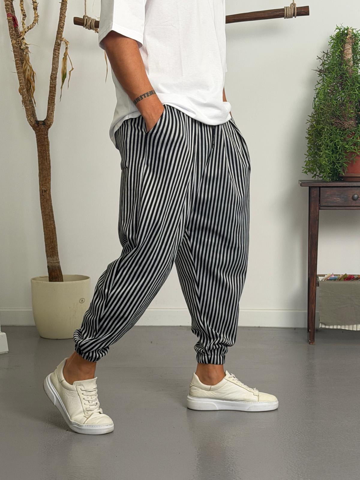 Siyah Beyaz Çizgili Jogger Pantolon